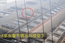 Hy hữu bé gái ngã từ tầng 26 bật dậy đi lại bình thường