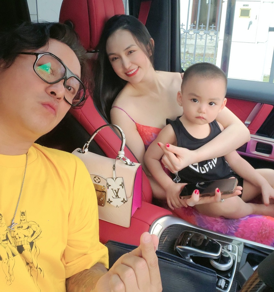 Anh Dũng công khai ảnh nắm tay Trương Ngọc Ánh tình tứ - 7 Anh Dũng công khai ảnh nắm tay Trương Ngọc Ánh tình tứ - 7