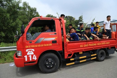 Huy động ca nô, xuồng máy tìm kiếm bé trai bị cuốn xuống cống
