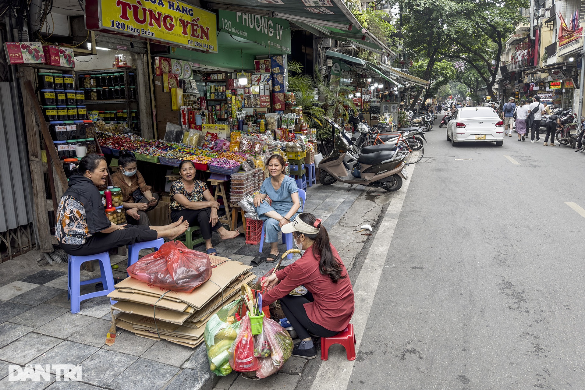 Vỉa hè vẫn bị chiếm dụng trầm trọng tại khu phố cổ Hà Nội - 5 Vỉa hè vẫn bị chiếm dụng trầm trọng tại khu phố cổ Hà Nội - 5