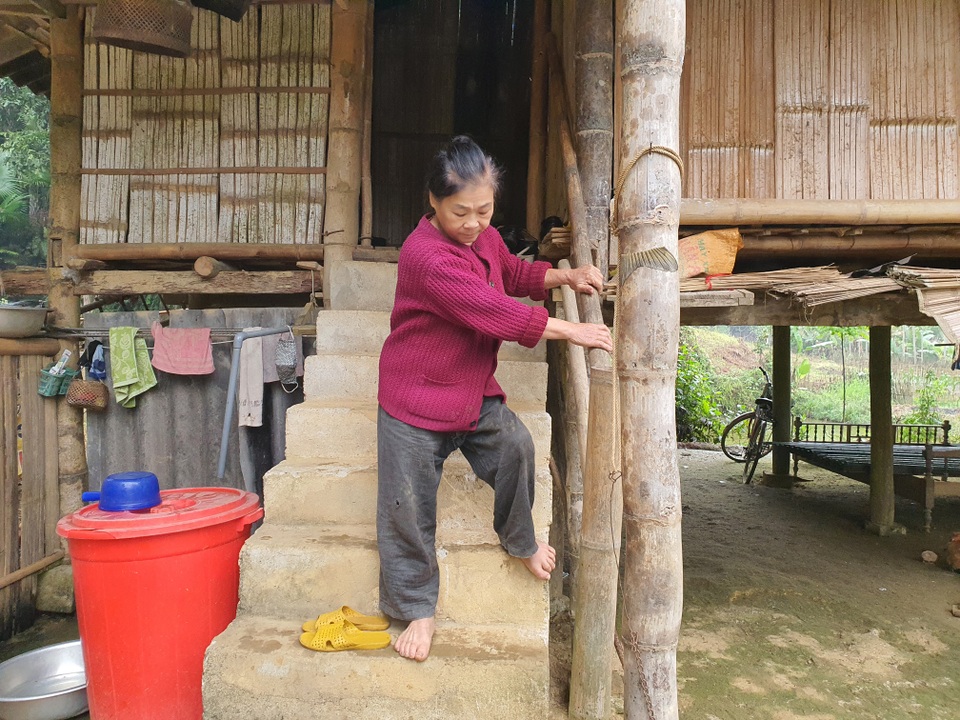 Thương người phụ nữ tật nguyền trong căn nhà nát rung bần bật khi gió lùa - 3 Thương người phụ nữ tật nguyền trong căn nhà nát rung bần bật khi gió lùa - 3