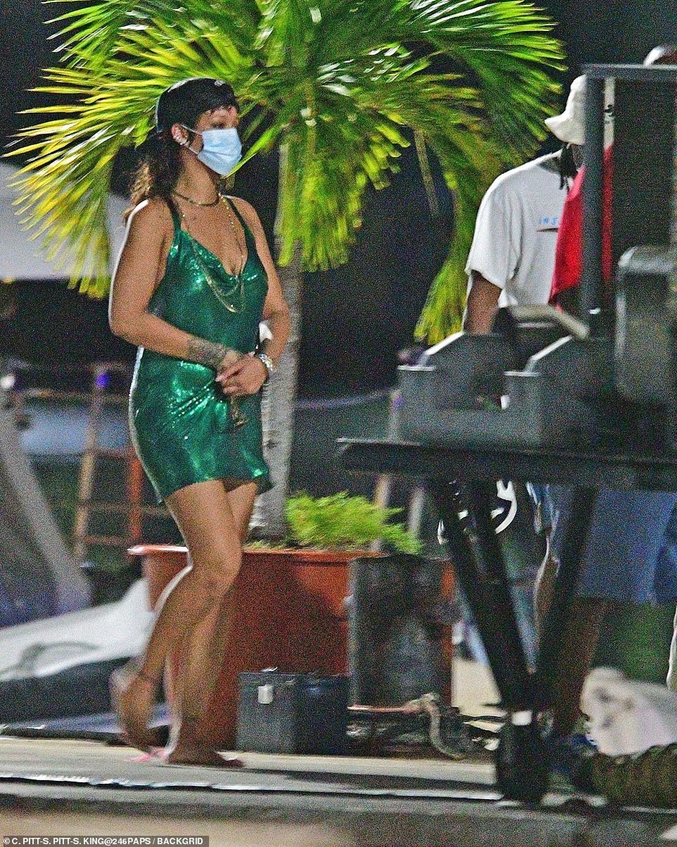 Rihanna nghỉ giáng sinh cùng bạn trai mới - 1