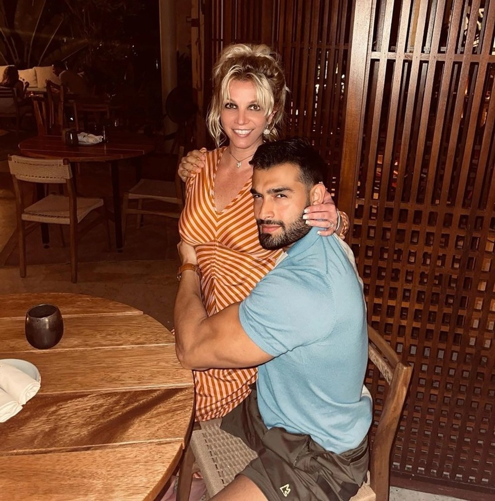 Britney Spears liên tục đăng ảnh khỏa thân: Con trai từ mặt, chồng... nản - 4 Britney Spears liên tục đăng ảnh khỏa thân: Con trai từ mặt, chồng... nản - 4