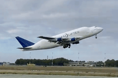 Máy bay vận tải dài nhất thế giới rơi bánh xe trên không