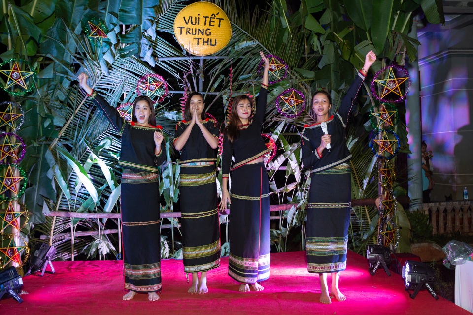 HHen Niê, Khánh Vân... diện trang phục Ê-đê mang Trung Thu về buôn làng - 9 HHen Niê, Khánh Vân... diện trang phục Ê-đê mang Trung Thu về buôn làng - 9