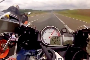 Nạp "năng lượng" đầu tuần bằng tốc độ của BMW S1000R và Honda CBR1000RR