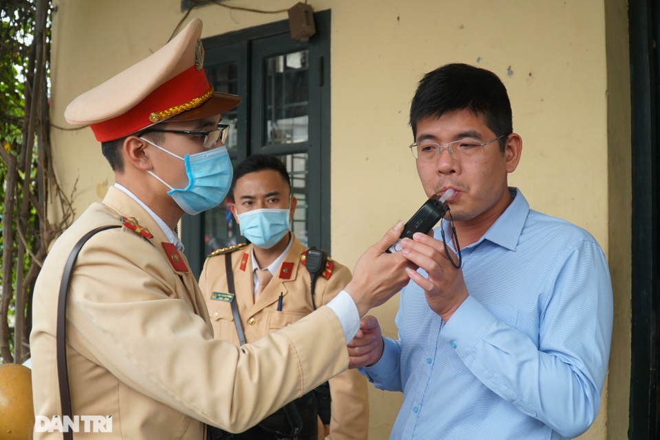 Theo chân CSGT bắt hàng loạt ma men chạy xe gắn máy trên đường phố Hà Nội - 2 Theo chân CSGT bắt hàng loạt ma men chạy xe gắn máy trên đường phố Hà Nội - 2