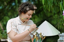 Kiếm bạc triệu từ việc hướng dẫn khách Tây vẽ cố đô Huế trên nón lá