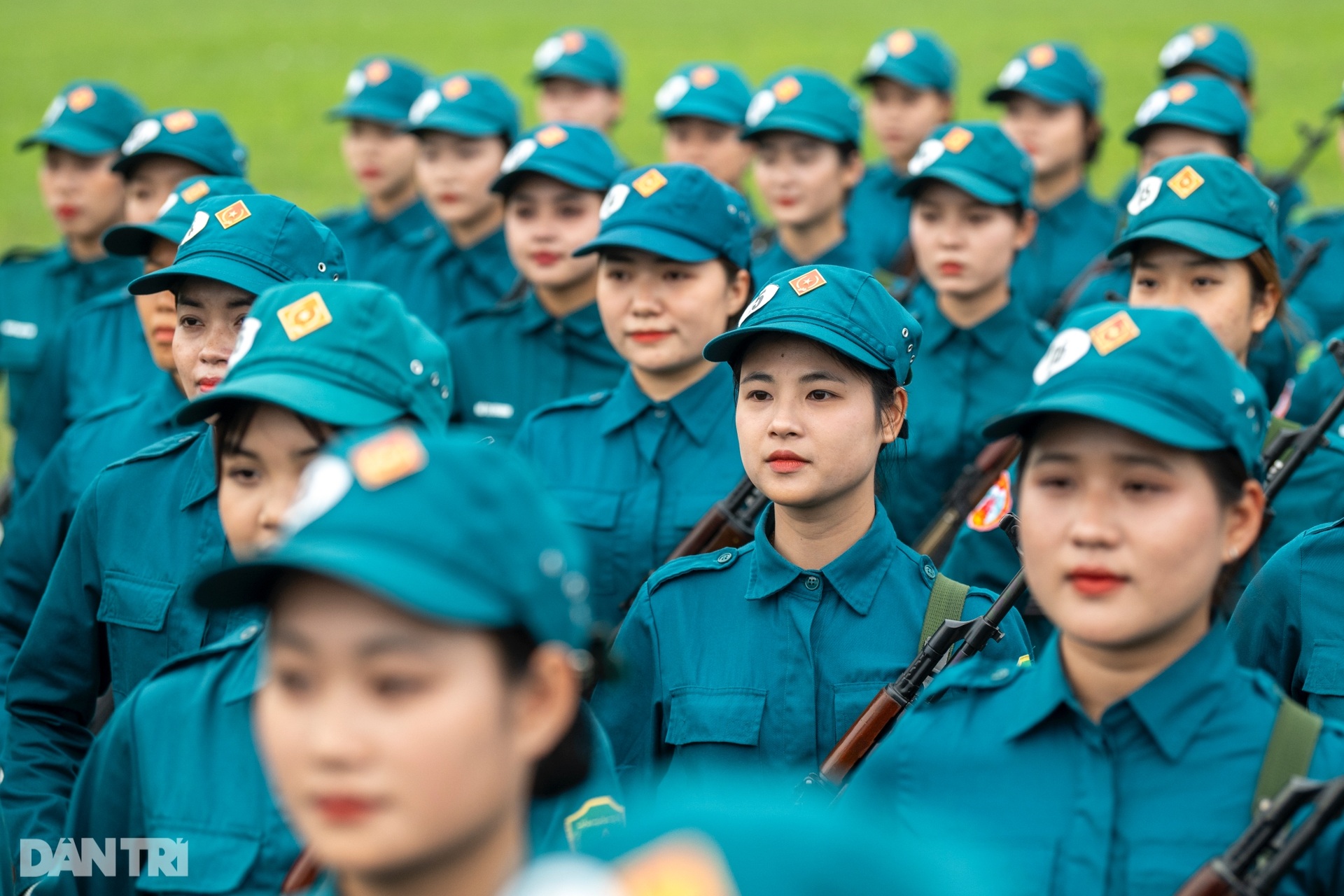 Ngắm các nữ chiến sĩ quân đội xinh đẹp luyện tập diễu binh, diễu hành - 13 Ngắm các nữ chiến sĩ quân đội xinh đẹp luyện tập diễu binh, diễu hành - 13