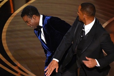 Will Smith tát Chris Rock tại lễ trao giải Oscars 2022