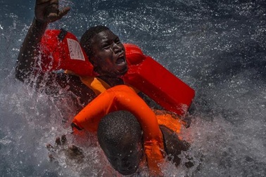 Cậu bé sống sót kỳ diệu sau thảm họa đắm tàu