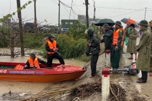 Giải cứu 11 người dân bị lũ cô lập khi đi làm rẫy