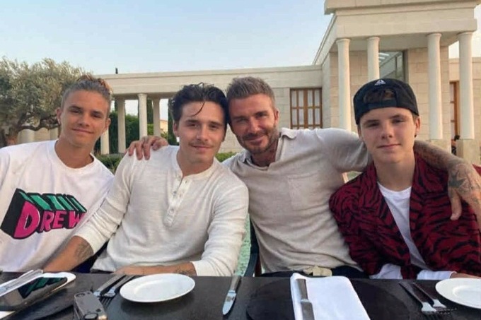 Gia đình Beckham nhắn nhủ đầy ẩn ý, cậu cả Brooklyn Beckham vẫn phớt lờ - 3