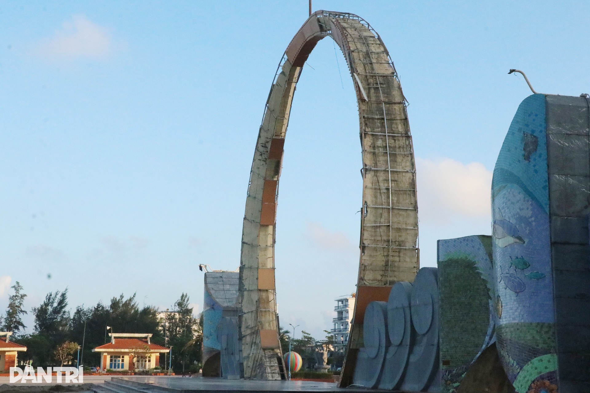 Quảng trường biển tan tác sau bão Bualoi - 9 Quảng trường biển tan tác sau bão Bualoi - 9