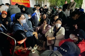 Hàng trăm người thức trắng đêm, cãi vã nảy lửa để giữ chỗ mua nhà ở xã hội