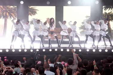 Jennie trình diễn "Mantra" tại chương trình Jimmy Kimmel Live!