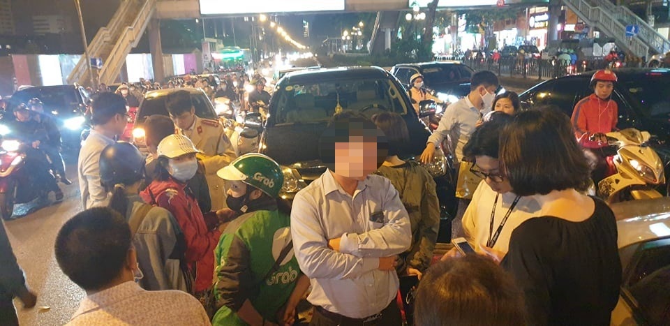 Tài xế xe Fortuner nghi say rượu, tông hàng loạt xe trên phố - 2 Tài xế xe Fortuner nghi say rượu, tông hàng loạt xe trên phố - 2
