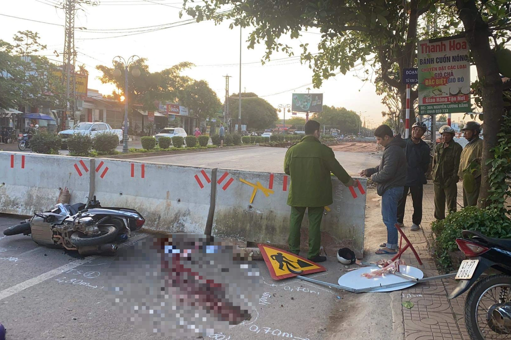 Tông vào dải bê tông chắn ngang đường, thanh niên tử vong tại chỗ - 1 Tông vào dải bê tông chắn ngang đường, thanh niên tử vong tại chỗ - 1