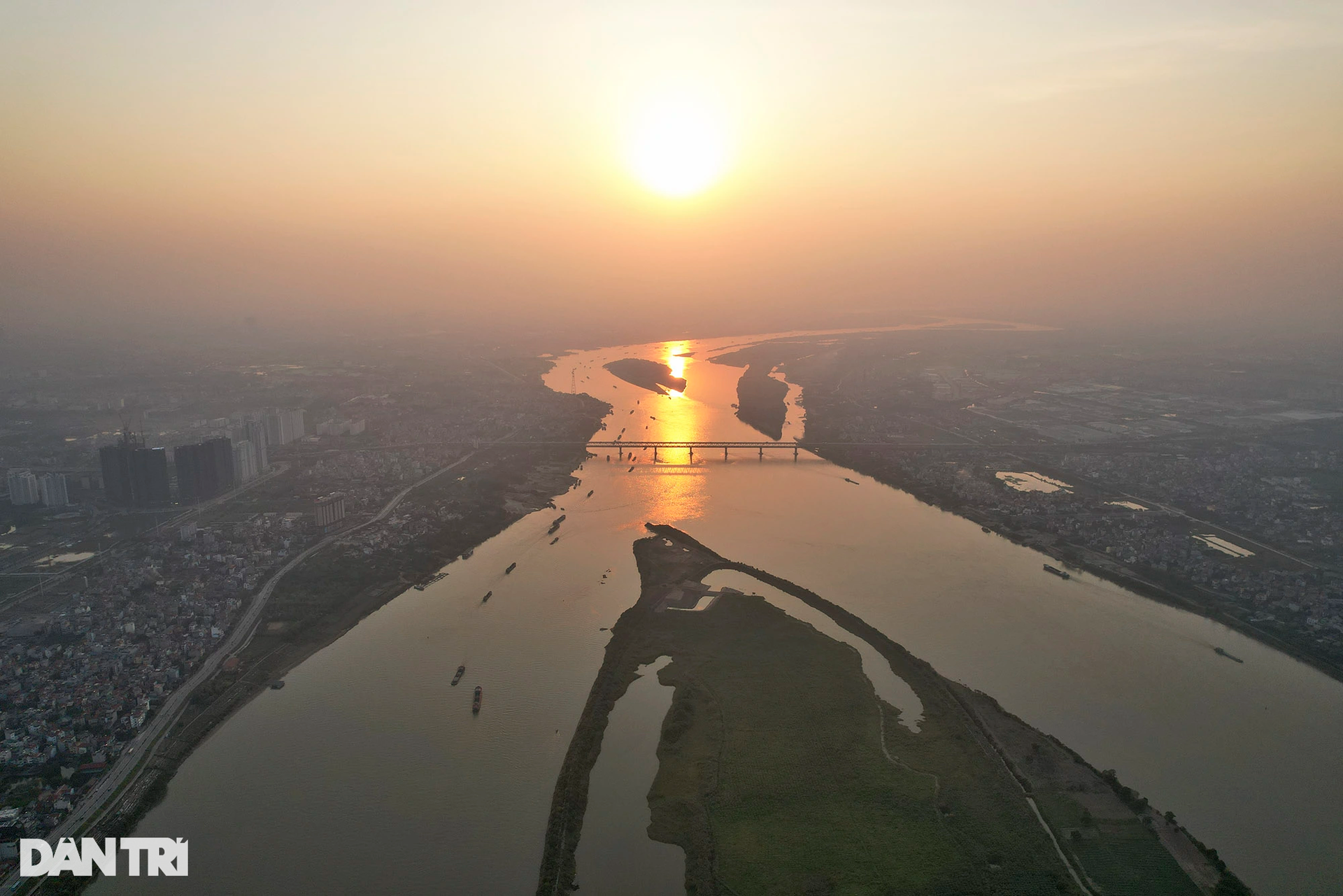 Ngắm những buổi hoàng hôn rực rỡ trên sông Hồng - 1 Ngắm những buổi hoàng hôn rực rỡ trên sông Hồng - 1