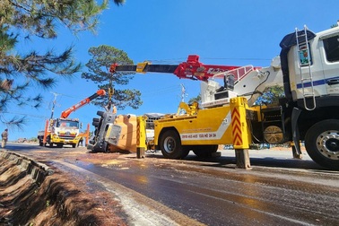 Xe đầu kéo lật chắn ngang đèo Mimosa ở cửa ngõ Đà Lạt