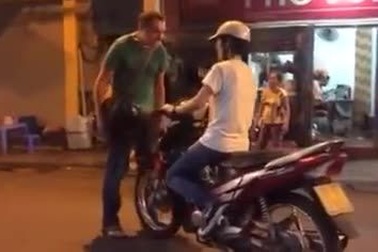 Ông Tây yêu cầu cô gái không đi xe máy vào tuyến phố cổ đi bộ.
