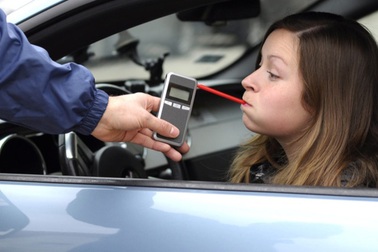 Các nước xử phạt hành vi uống rượu, bia khi lái xe thế nào?