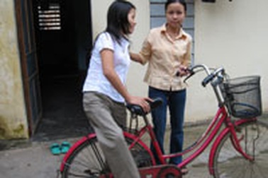 “3 chân” cùng đến trường