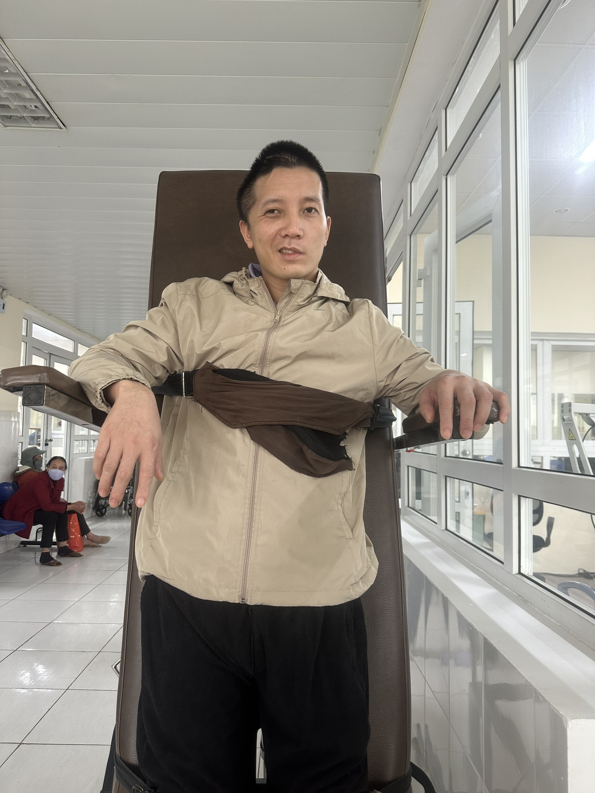 8 tháng kéo chồng trở về từ cửa tử của người vợ trẻ ở Ninh Bình - 3 8 tháng kéo chồng trở về từ cửa tử của người vợ trẻ ở Ninh Bình - 3