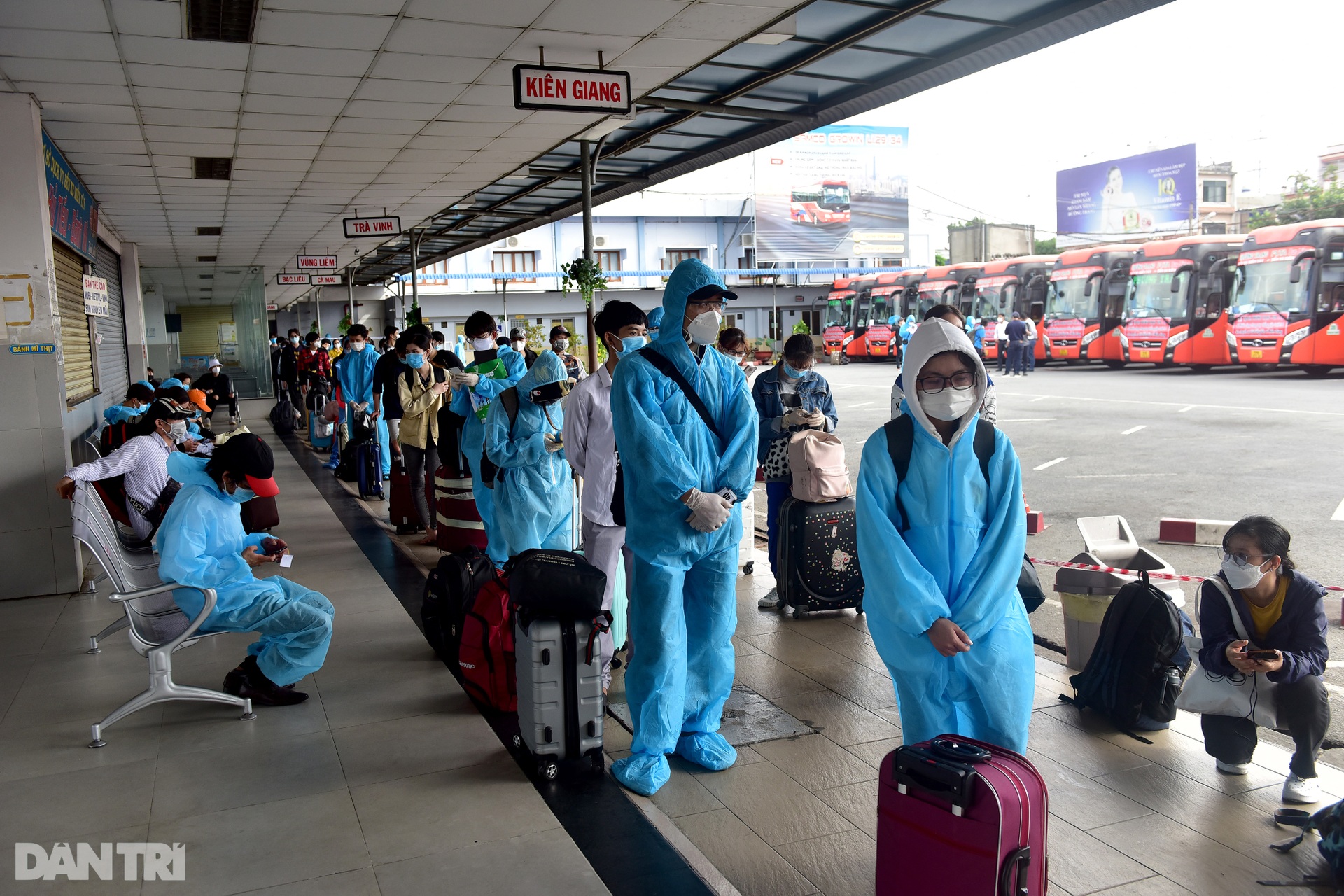 Bố thất nghiệp dẫn 3 con nhỏ lên chuyến xe miễn phí từ TPHCM về Kiên Giang - 1 Bố thất nghiệp dẫn 3 con nhỏ lên chuyến xe miễn phí từ TPHCM về Kiên Giang - 1