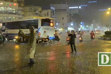 Mưa xối xả chiều cuối tuần, đường phố ngập lênh láng