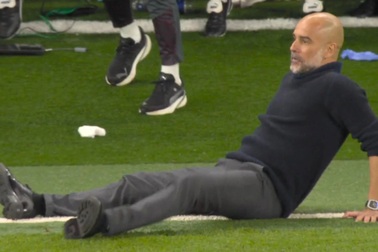 Pep Guardiola gây sốt với phản ứng hài hước khi Man City "chết hụt"