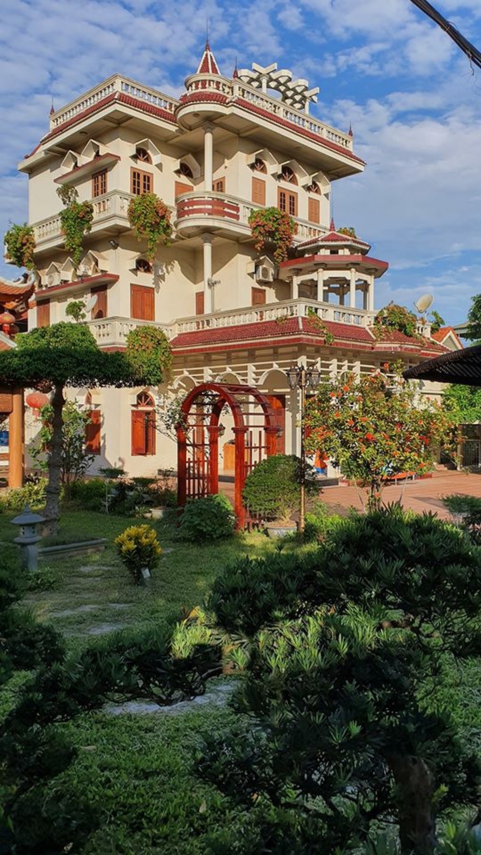 Ngắm nhà gỗ cổ Bắc Bộ với hồ cá Koi đẹp hiếm có ở ngoại thành Hà Nội - 1 Ngắm nhà gỗ cổ Bắc Bộ với hồ cá Koi đẹp hiếm có ở ngoại thành Hà Nội - 1