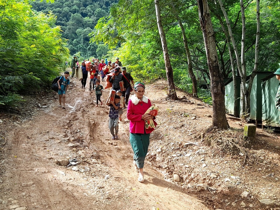 Sơ tán hàng trăm hộ dân đến khu lán trại tập trung - 1 Sơ tán hàng trăm hộ dân đến khu lán trại tập trung - 1