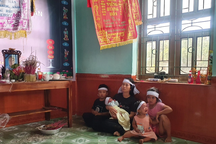 Bố bị điện giật tử vong, thương đàn con thơ ôm mẹ gào khóc thảm thiết