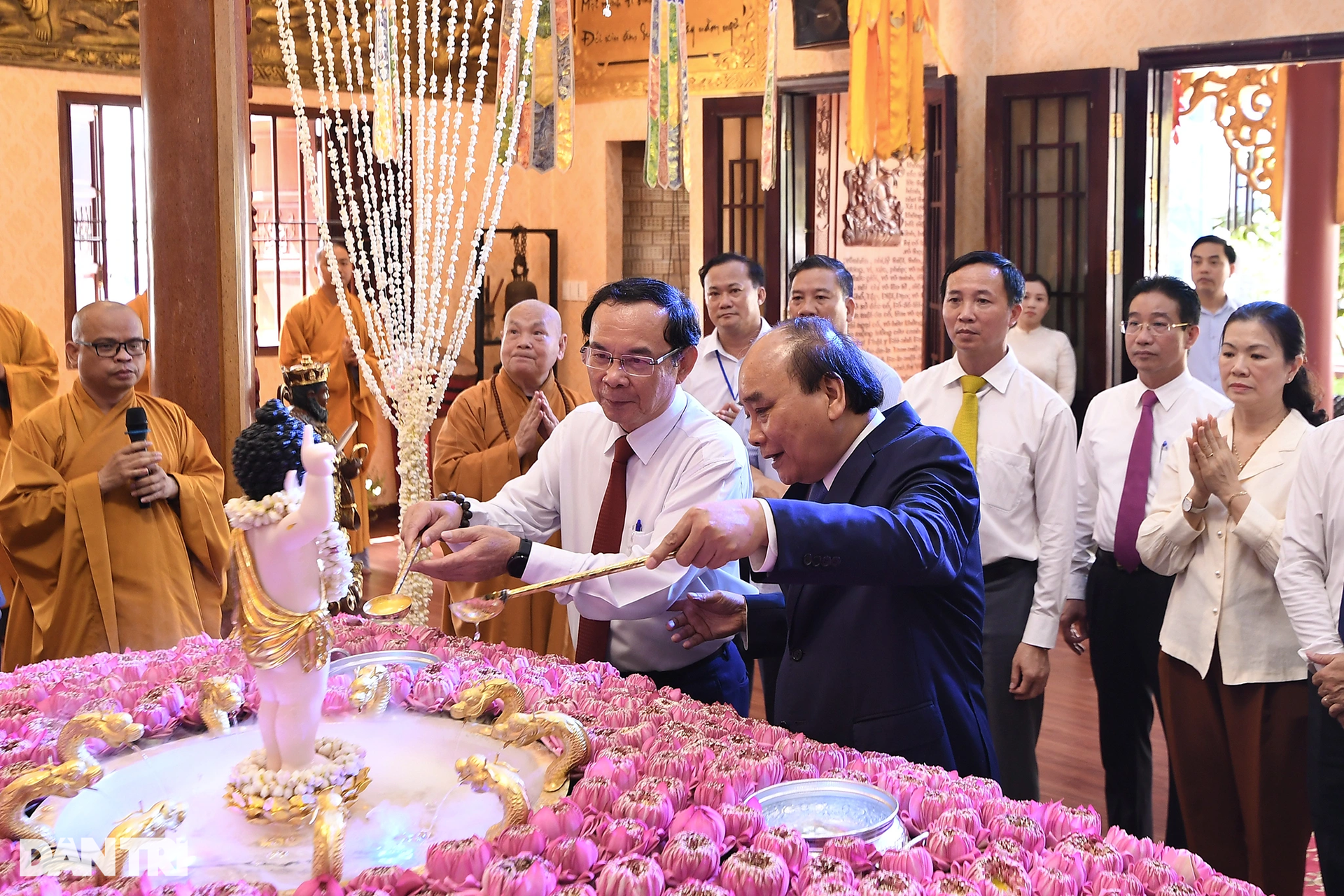 Chủ tịch nước Nguyễn Xuân Phúc chúc mừng Đại lễ Phật đản tại TPHCM - 9 Chủ tịch nước Nguyễn Xuân Phúc chúc mừng Đại lễ Phật đản tại TPHCM - 9