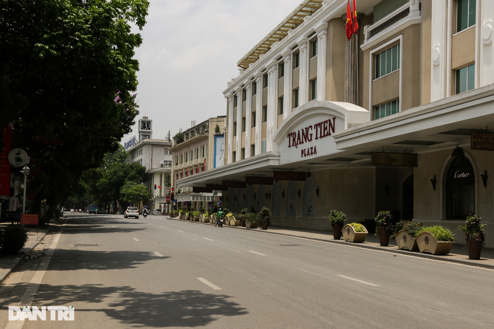 2 tuần nắng nóng ở Hà Nội: Người dân tụ tập giải nhiệt bất chấp lệnh cấm - 1 2 tuần nắng nóng ở Hà Nội: Người dân tụ tập giải nhiệt bất chấp lệnh cấm - 1