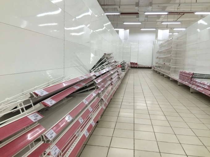 Siêu thị Auchan vắng vẻ, lặng lẽ tháo các kệ hàng sau bão giảm giá - Ảnh 8. Siêu thị Auchan vắng vẻ, lặng lẽ tháo các kệ hàng sau bão giảm giá - Ảnh 8.