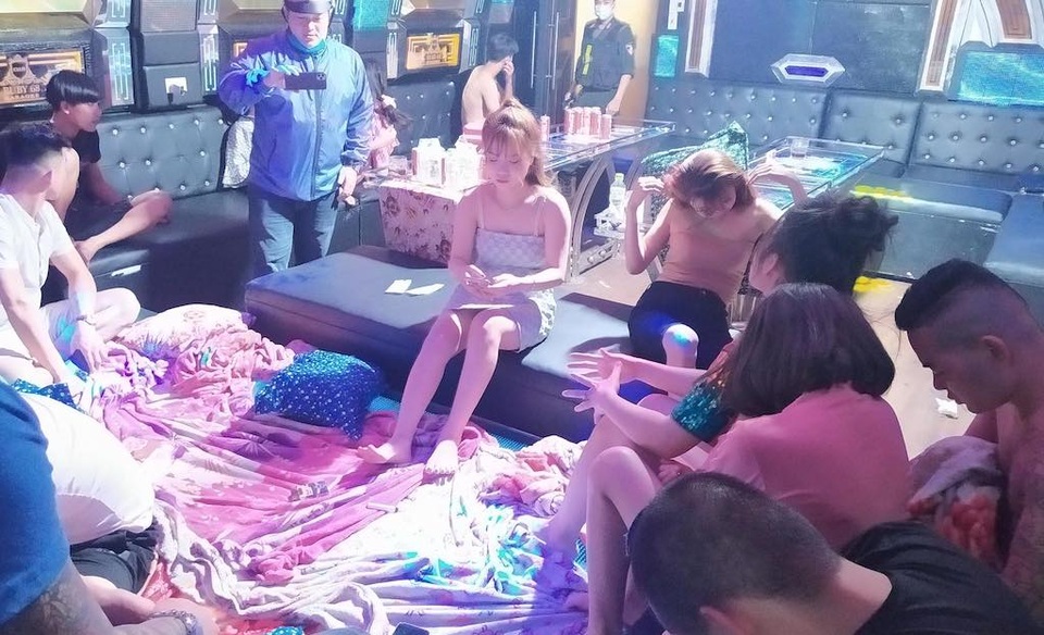 Hàng chục đối tượng bay lắc trong quán karaoke ngay trong mùa Covid-19 - 1 Hàng chục đối tượng bay lắc trong quán karaoke ngay trong mùa Covid-19 - 1