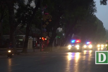 Xe đặc chủng dẫn giải ông Đinh La Thăng đến tòa.