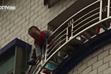 Khoảnh khắc thót tim đứa trẻ được cứu khi rơi từ ban công tầng 5