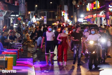 Cảnh đối lập ở Bùi Viện: Nơi đóng cửa im lìm, bên ăn nhậu đông vui tấp nập