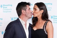 "Đại gia" làng nhạc Simon Cowell cầu hôn bạn gái kém 18 tuổi