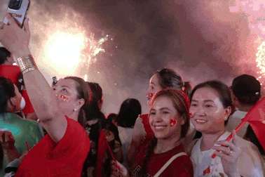 Hàng triệu người dân reo hò phấn khích trước màn pháo hoa đêm 30/4