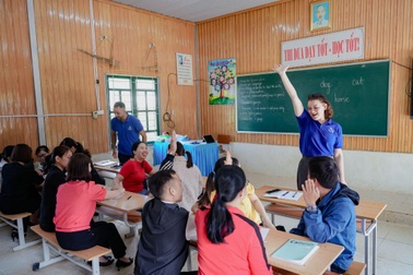 Lời hứa chưa bao giờ quên của thầy cô nước ngoài tâm huyết với trẻ vùng cao