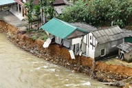 Lũ dâng cao lần 3, Huế tiếp tục ngập lụt sạt lở