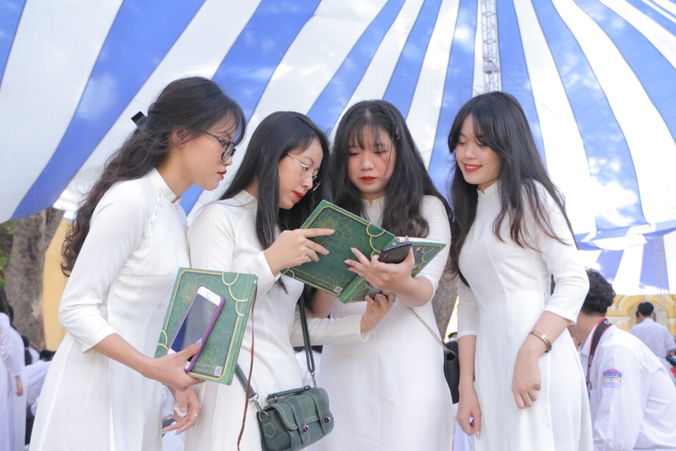 Vẻ đẹp tinh khôi của nữ sinh trường Chu Văn An trong ngày bế giảng - 14 Vẻ đẹp tinh khôi của nữ sinh trường Chu Văn An trong ngày bế giảng - 14