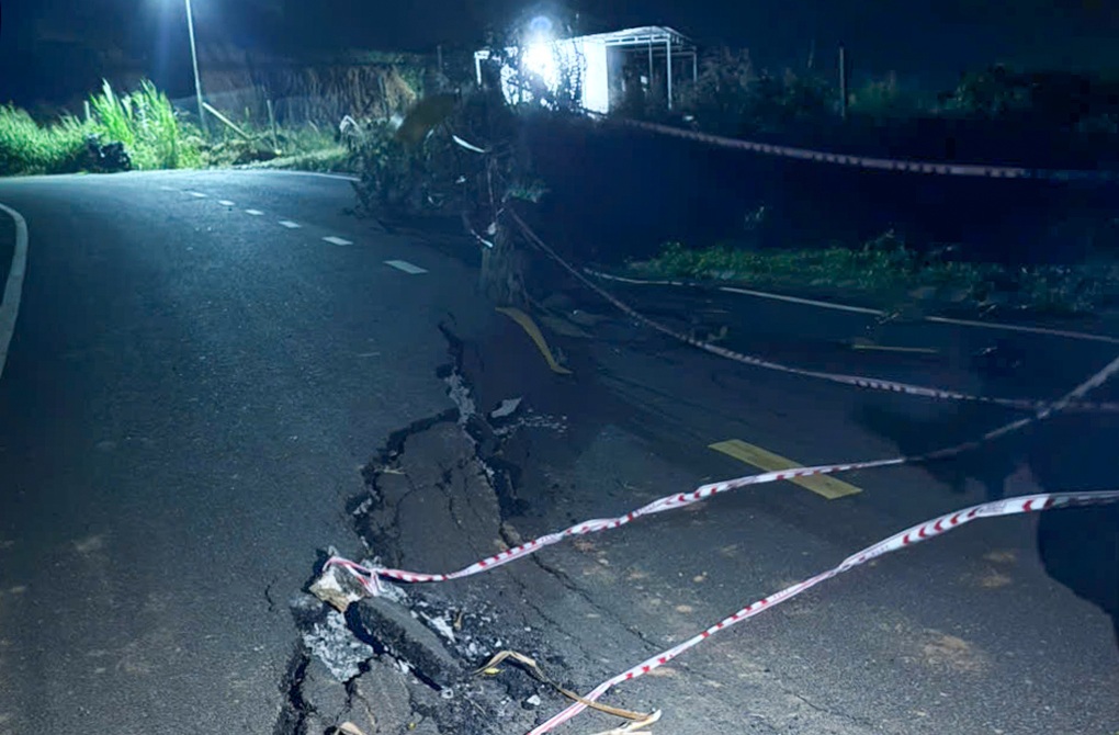 Đường liên xã ở Lâm Đồng rạn nứt, sụt lún trong đêm - 1 Đường liên xã ở Lâm Đồng rạn nứt, sụt lún trong đêm - 1