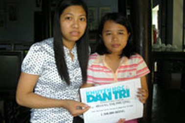 Trao tiền hỗ trợ của bạn đọc cho những người bị bệnh nặng