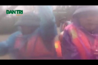 Anh Võ Quốc Khải - Chỉ huy trưởng quân sự xã Nghĩa Điền (huyện Tư Nghĩa, Quảng Ngãi) chia sẻ với PV Dân trí về tình hình phòng chống lũ lụt tại địa phương