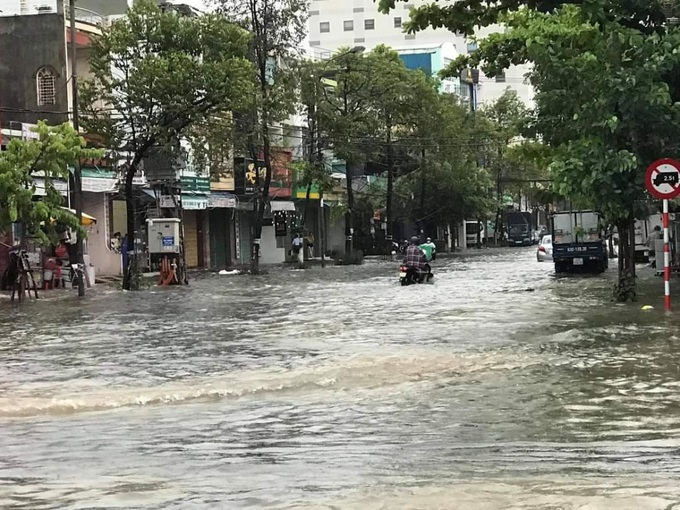 Đà Nẵng trong bão số 5: Sấm chớp, nước ngập, cây đổ ở nhiều nơi - Ảnh 4.